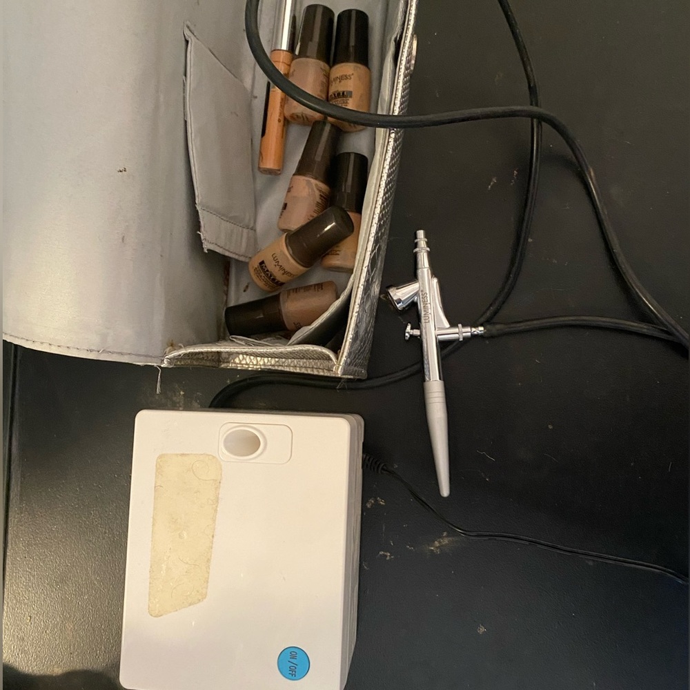 Luminess air * airbrush machine with 7 makeup samples!